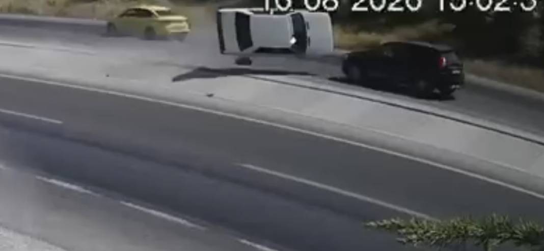 Konya'da otomobilden kopan parça faciaya yol açtı: 3 ayrı kaza, 2 ölüm 3